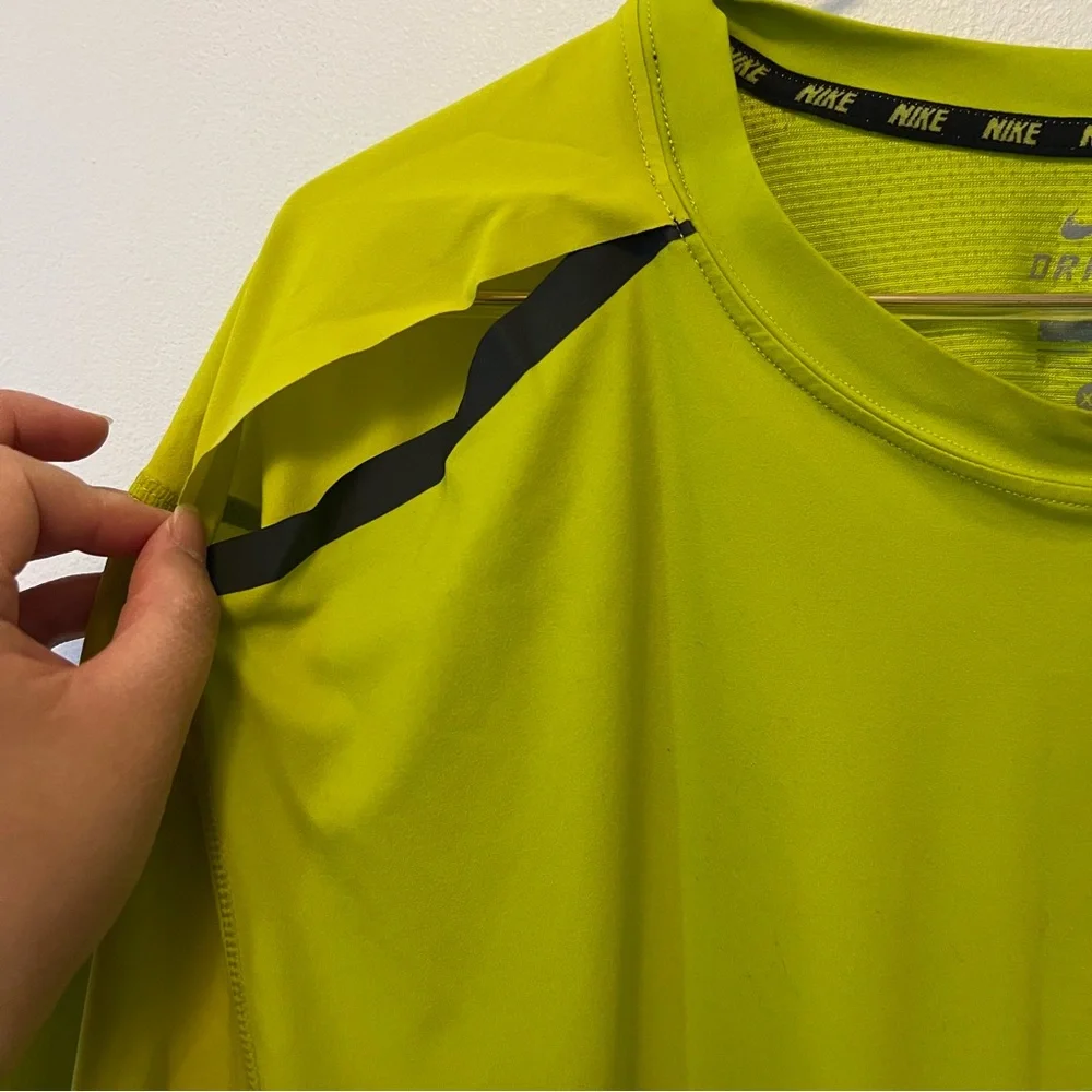 Nike‎ Dri Fit Breathable Cut Out Athletic T-shirt Size XL Running - Picture 7 of 13